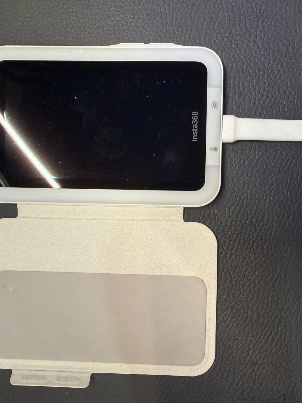 Insta360 Snap Selfie Screen with Light - Picture 4 of 6